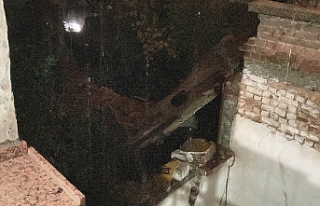 İzmir'de sağanak yağmur nedeniyle evin çatısı...