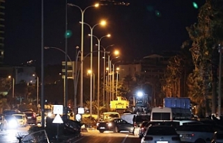 Afet bölgesindeki sokak lambalarına elektrik verilmeye...