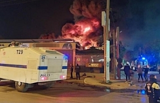 İzmir'de lastik deposunda 8 saatlik yangın...