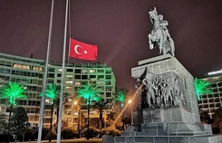 İzmir’de bayraklar yarıya indirildi
