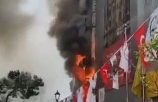 Karşıyaka'da bir lokanta alev alev yandı