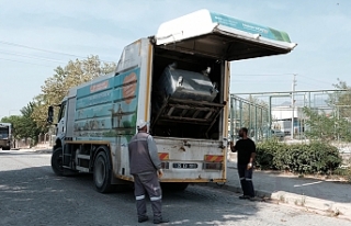 Bergama Belediyesi çöp konteynerlerini temizliyor
