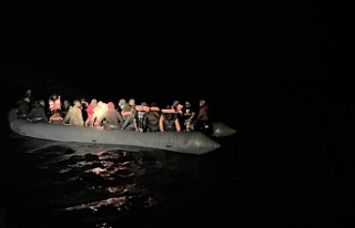 Yunan'ın geri ittiği 87 göçmen kurtarıldı