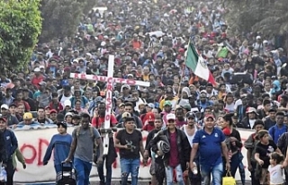 Göçmen dalgası: 10 bin kişilik konvoy yola çıktı