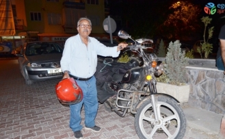 72 yaşındaki emekli öğretmen motoruyla diyar diyar geziyor