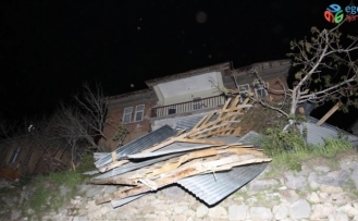 Hakkari’de şiddetli fırtına çatıları uçurdu