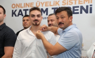 AK Parti’ye online üye olanlara rozetleri takıldı