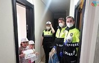 Ayvacık’ta polis ve jandarmadan evde kalan çocuklara hediye