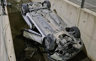 Aliağa'da otomobil su kanalına düştü: 1 yaralı
