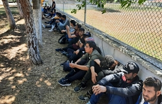 İzmir'de 237 düzensiz göçmen ile 10 insan kaçakçısı yakalandı