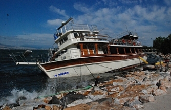 İzmir’de şiddetli rüzgar tekneyi devirdi