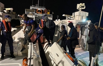 İzmir açıklarında 69 göçmen kurtarıldı, 21 göçmen yakalandı