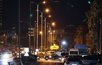 Afet bölgesindeki sokak lambalarına elektrik verilmeye başlandı