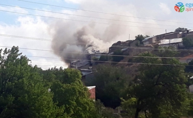 Gümüşhane’nin Tekke köyündeki yangında 3 evde hasar oluştu