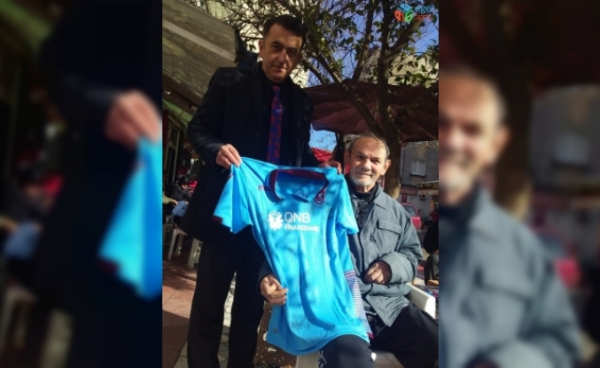 Trabzonspor’dan Eynesilli engelli vatandaşa forma jesti