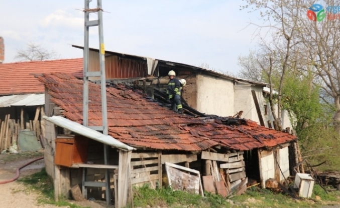 Bolu’da, odunluk yangını kısa sürede söndürüldü