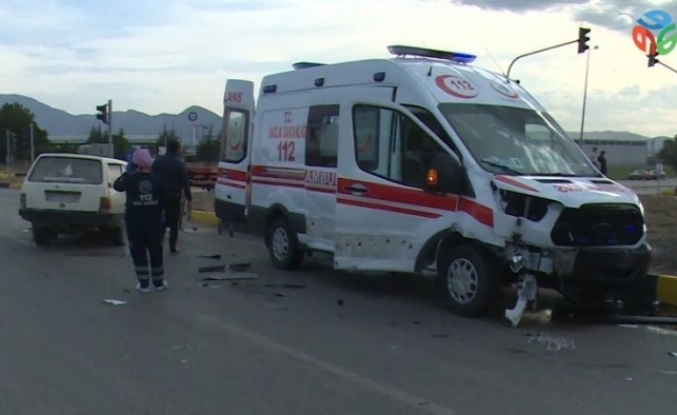 Isparta’da ambulans ile otomobil çarpıştı: 1’i ağır 2 yaralı