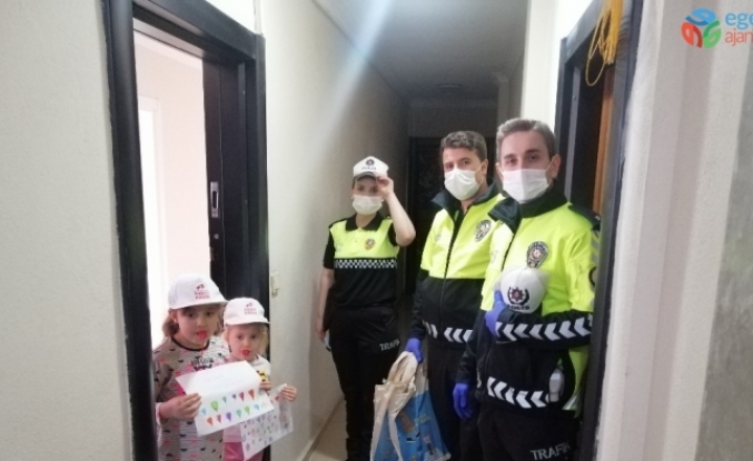 Ayvacık’ta polis ve jandarmadan evde kalan çocuklara hediye
