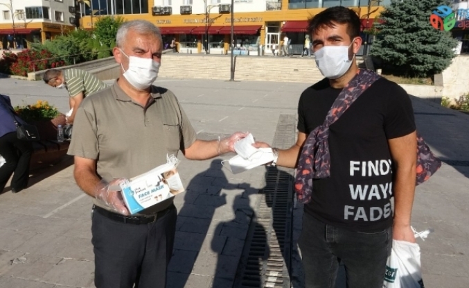 Sivaslı iş adamı memleketinde 15 bin adet maske dağıttırdı