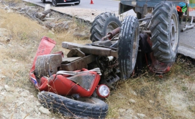 Traktör şarampole devrildi: 1’i çocuk 4 yaralı