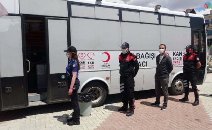 Uşak polisi, Kızılay’a kan bağışında bulundu