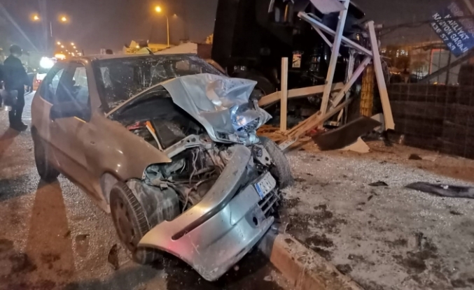 İzmir’de otomobile çarpan tır otobüs durağına daldı: 3’ü ağır 5 yaralı