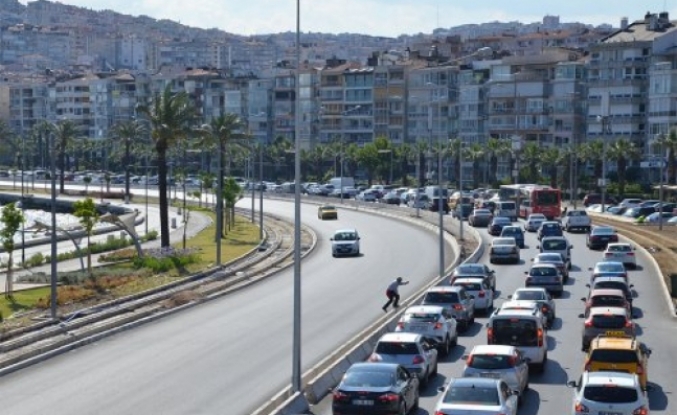 İzmir'de trafiğe kayıtlı toplam araç sayısı Mart ayında arttı